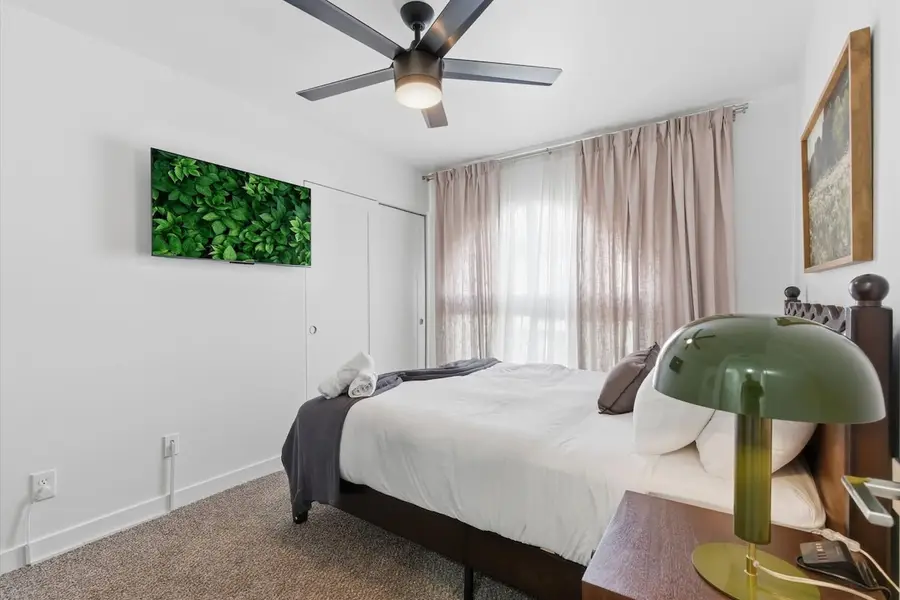 Third bedroom at Hideaway with a queen bed, a smart TV and a green table lamp