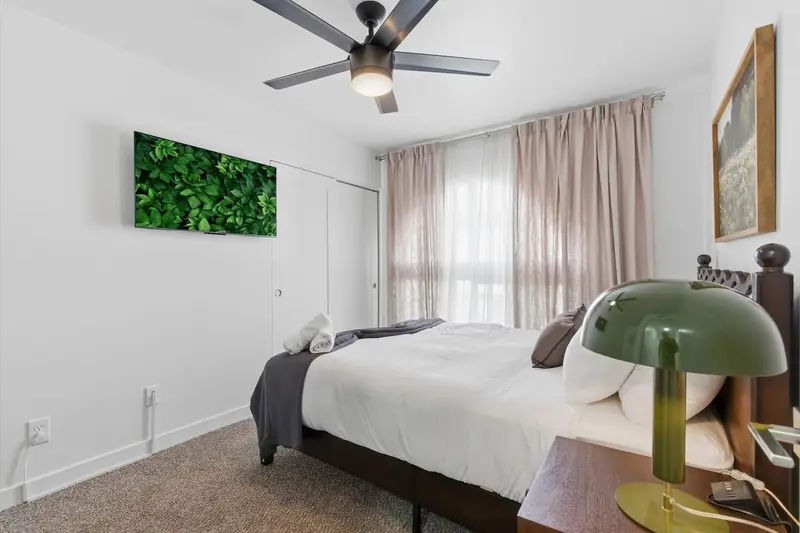Third bedroom at Hideaway with a queen bed, a smart TV and a green table lamp